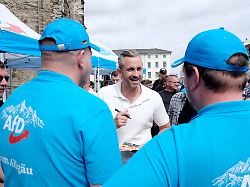 ulrich siegmund m spitzenkandidat der afd zur landtagswahl in sachsen anhalt 2026 gibt bei einer kundgebung seiner partei autogramme in sachsen anhalt wird am 6 september 2026 ein neuer landtag gewaehlt