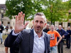 ulrich siegmund spitzenkandidat der afd fuer die landtagswahl in sachsen anhalt begruesst auf einem infostand seiner partei auf dem marktplatz in oranienbaum die besucher