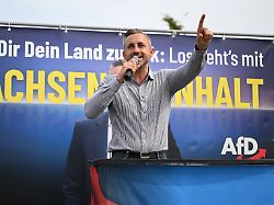 ulrich siegmund spitzenkandidat der afd in sachsen anhalt spricht auf einer kundgebung seiner partei in sachsen anhalt wird am 6 9 2026 ein neuer landtag gewaehlt