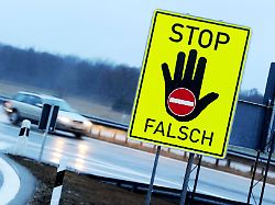wer falsch auf die autobahn auffaehrt bringt sich und andere in lebensgefahr an manchen auffahrten warnen schilder davor dass man irrtuemlich die falsche richtung eingeschlagen hat