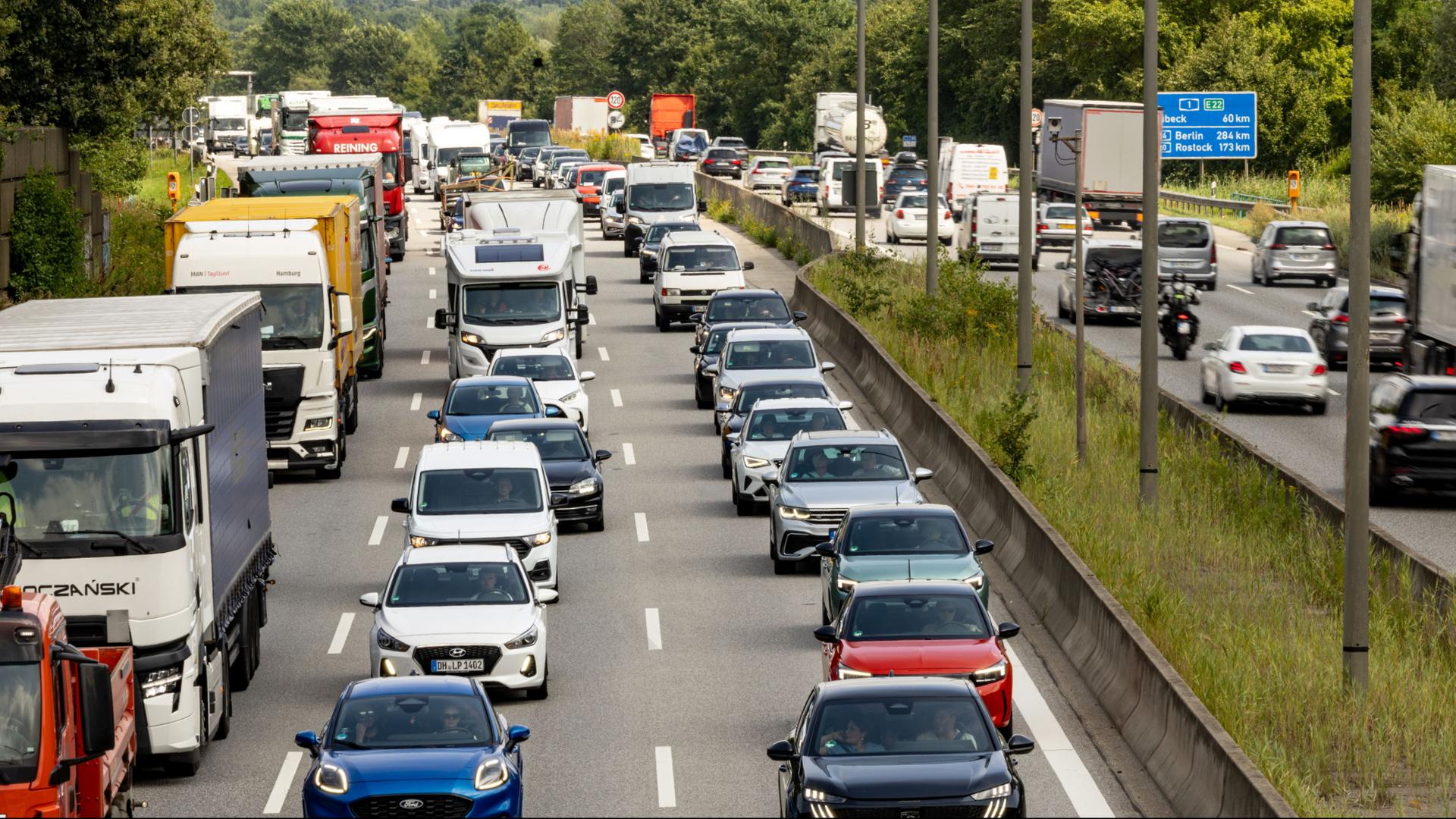 autobahn lkw stau 100