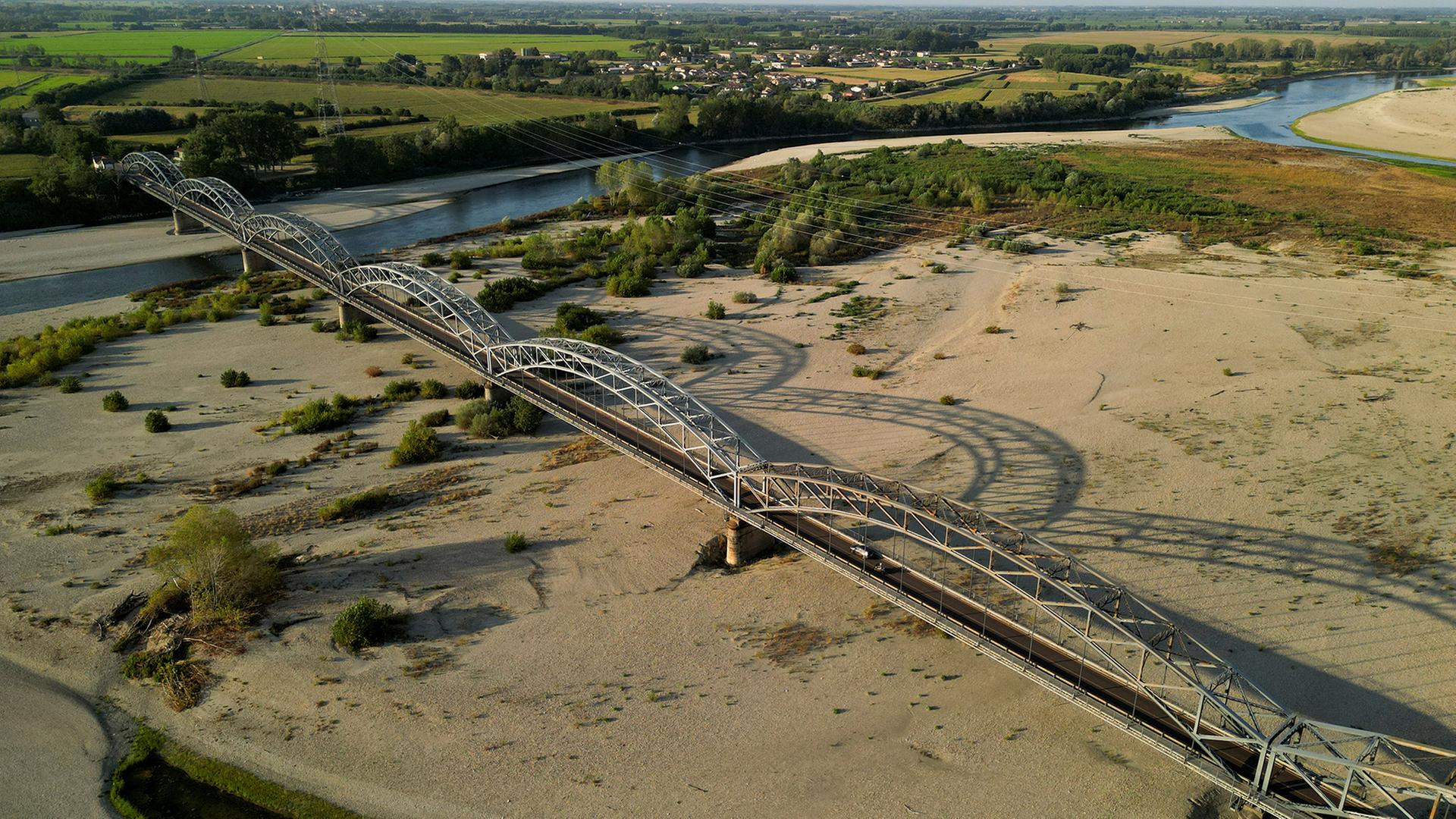 bruecke trockenes flussbett 100
