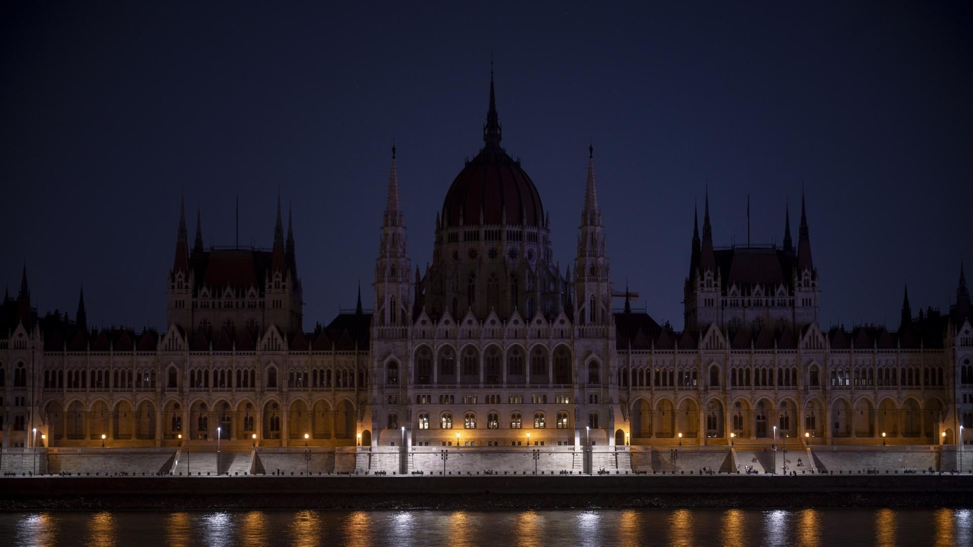 budapest parlament dunkel 100