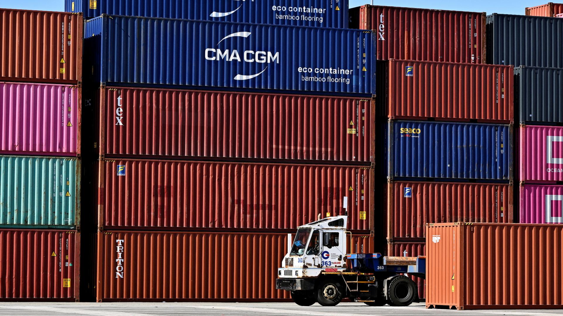 container 210