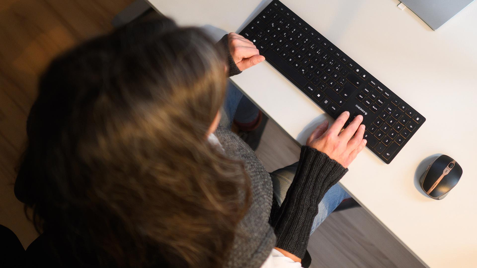 frau am computer 104