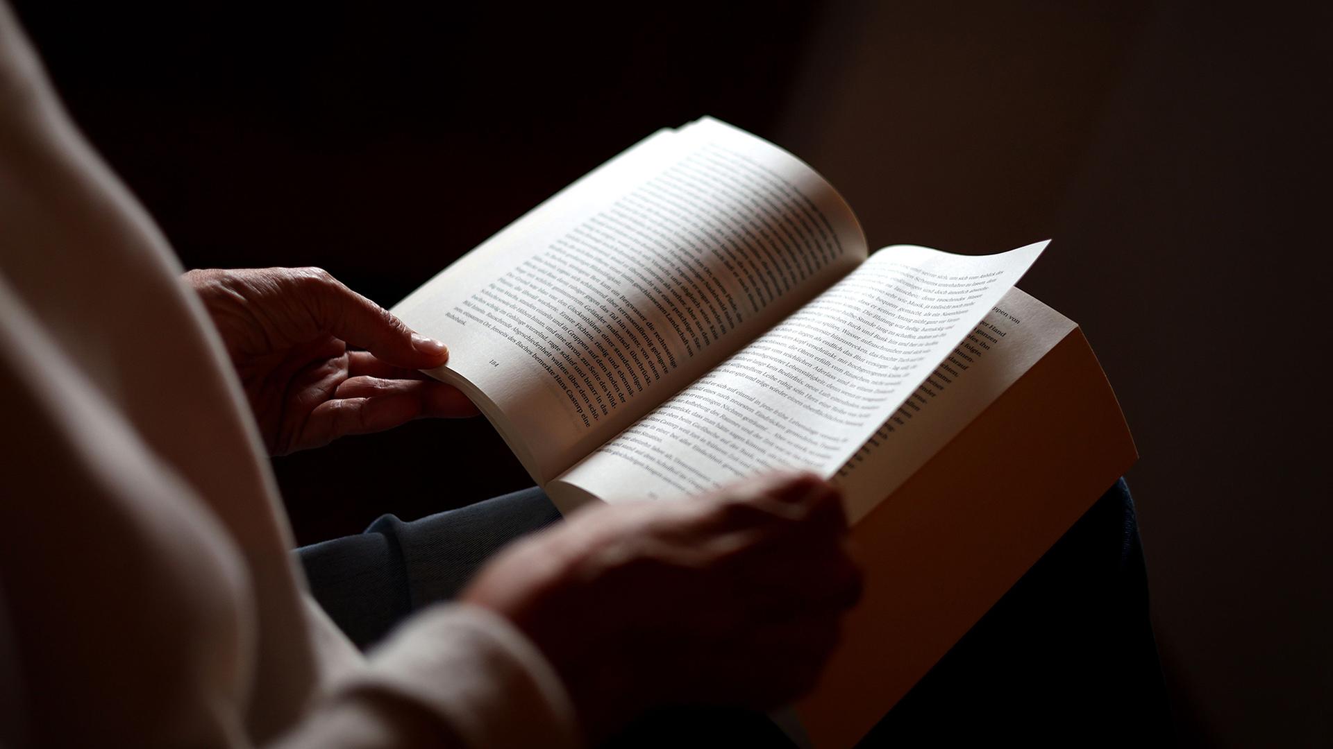 frau liest buch 102