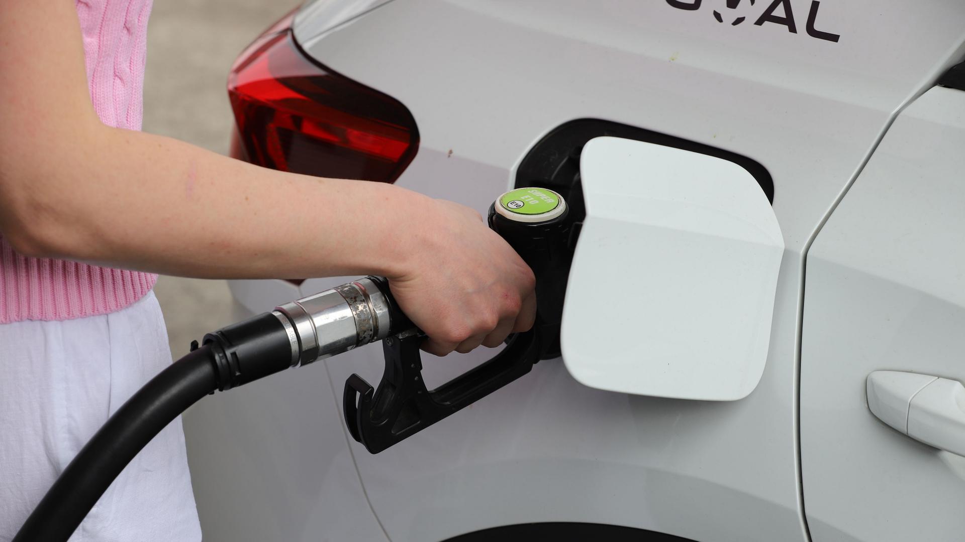 frau tankstelle 100