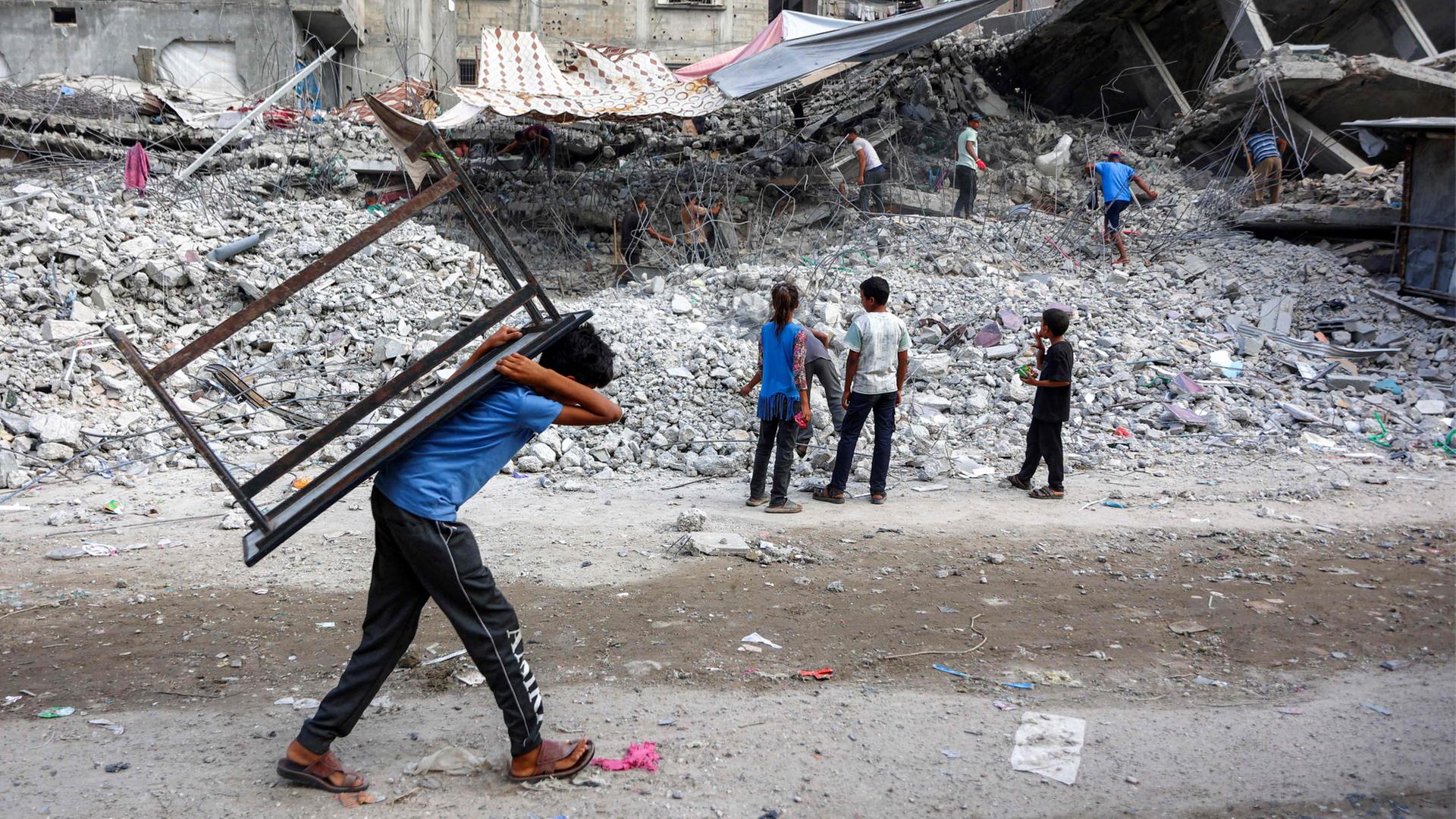 gazastreifen mann schleppt truemmer 100