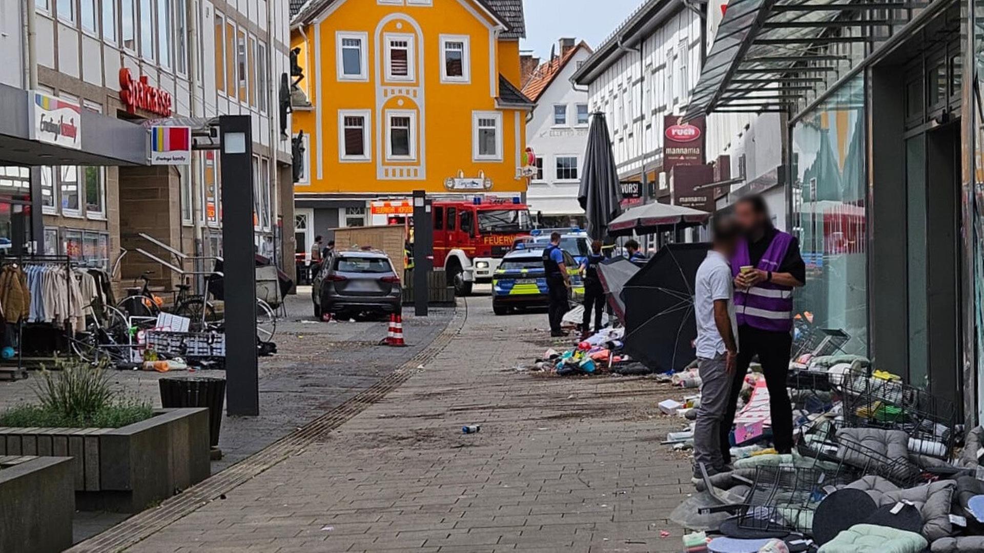 hr in hofgeismar ist ein auto gegen die hauswand eines kaufhauses gefahren 100