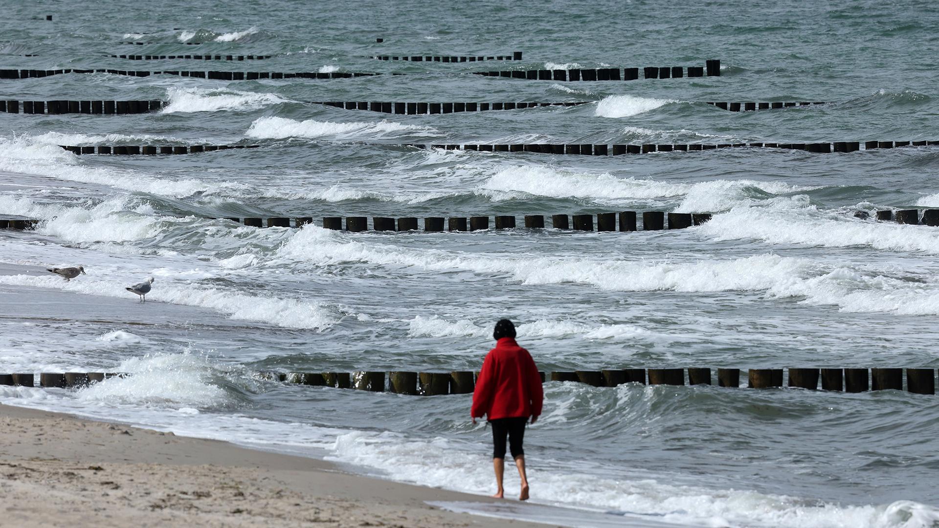 ostseestrand frau 100