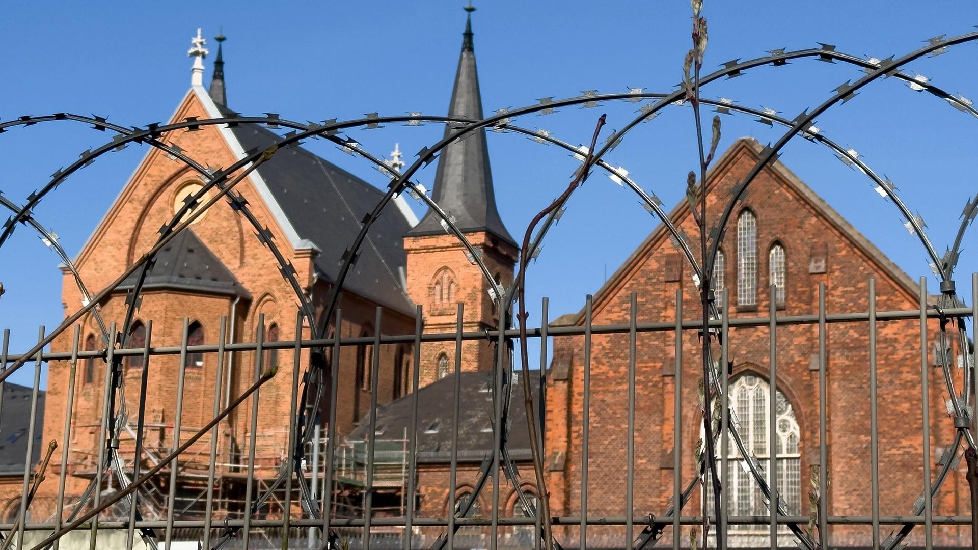 rb natodraht am zaun der justizvollzugsanstalt oslebshausen 100