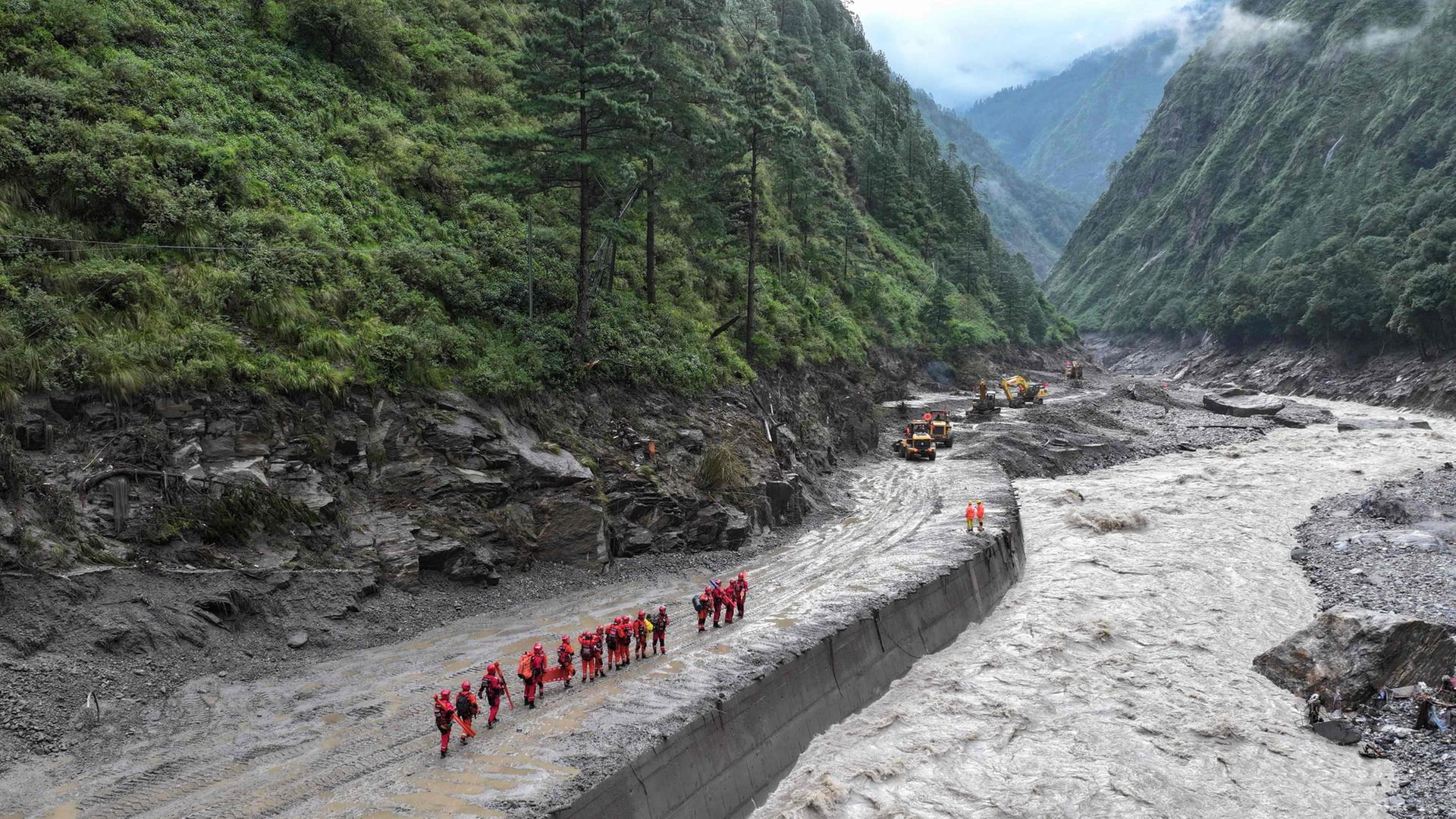 rettungskraefte tibet 100