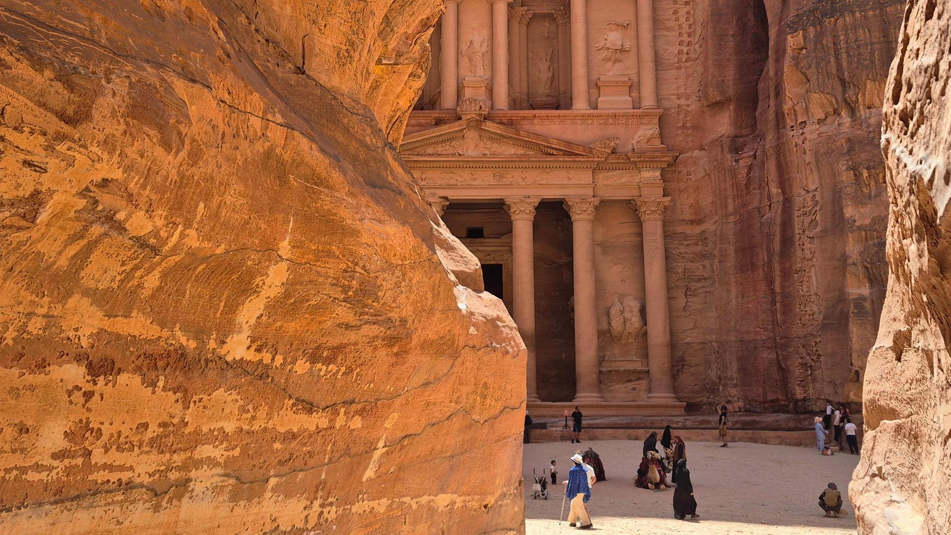 touristen ruinen petra 102