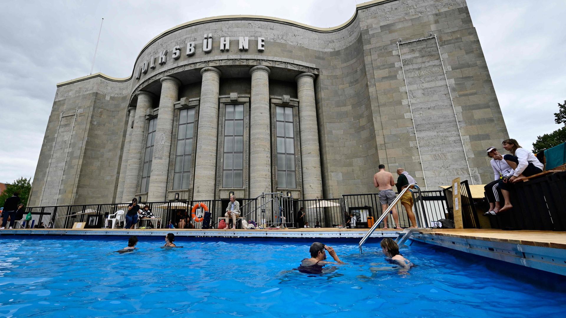 volksbuehne schwimmbecken 100