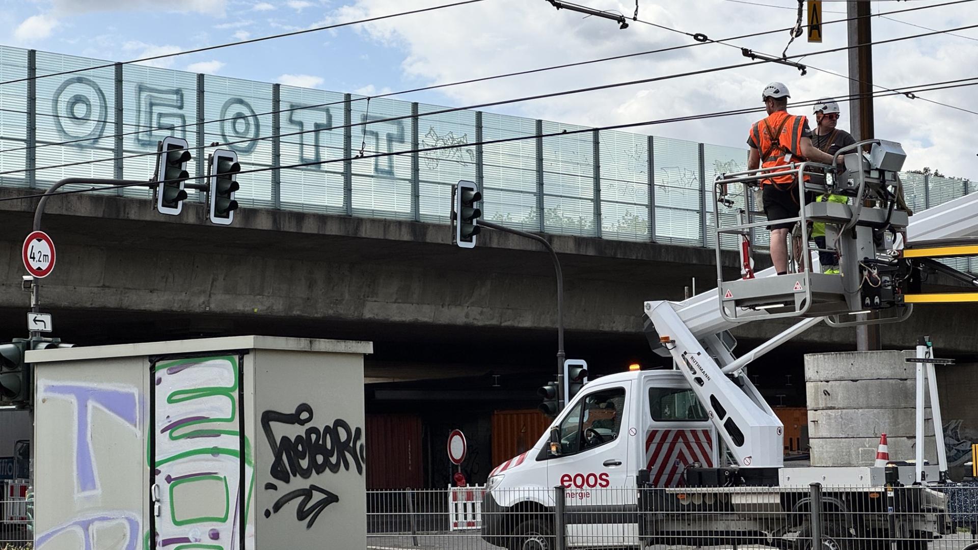 wdr arbeiter bereiten den abriss des ersten teils der vorlandbruecke vor 100