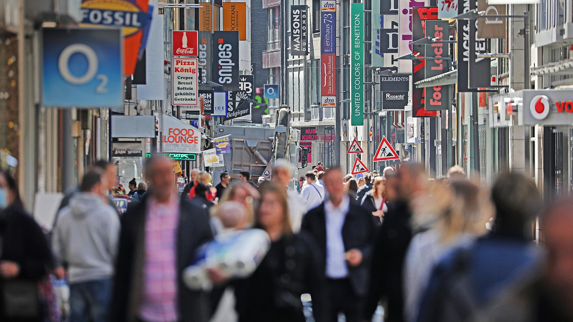wdr viele menschen flanieren ueber die hohe strasse in koeln 100