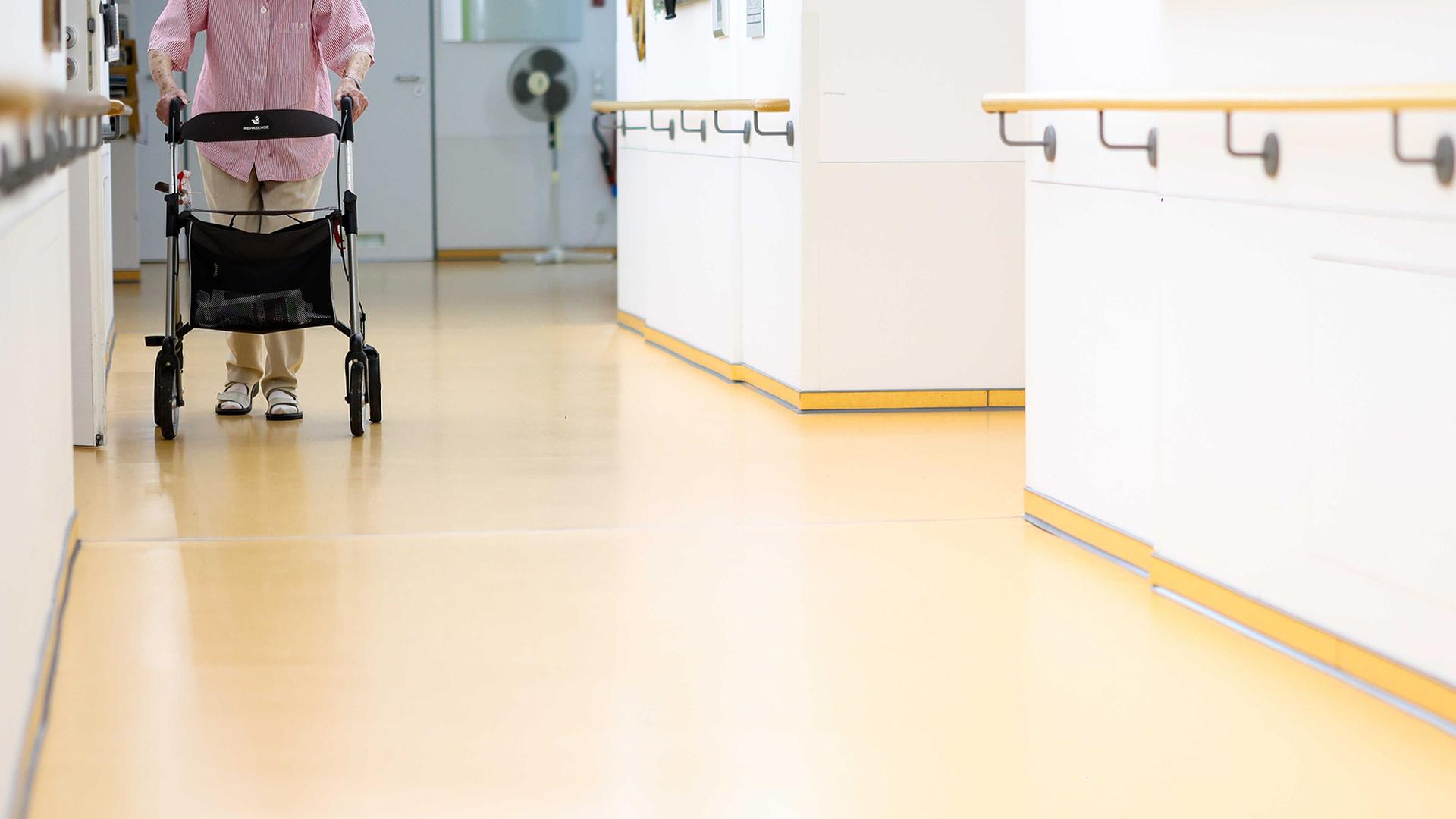aeltere frau rollator flur 100