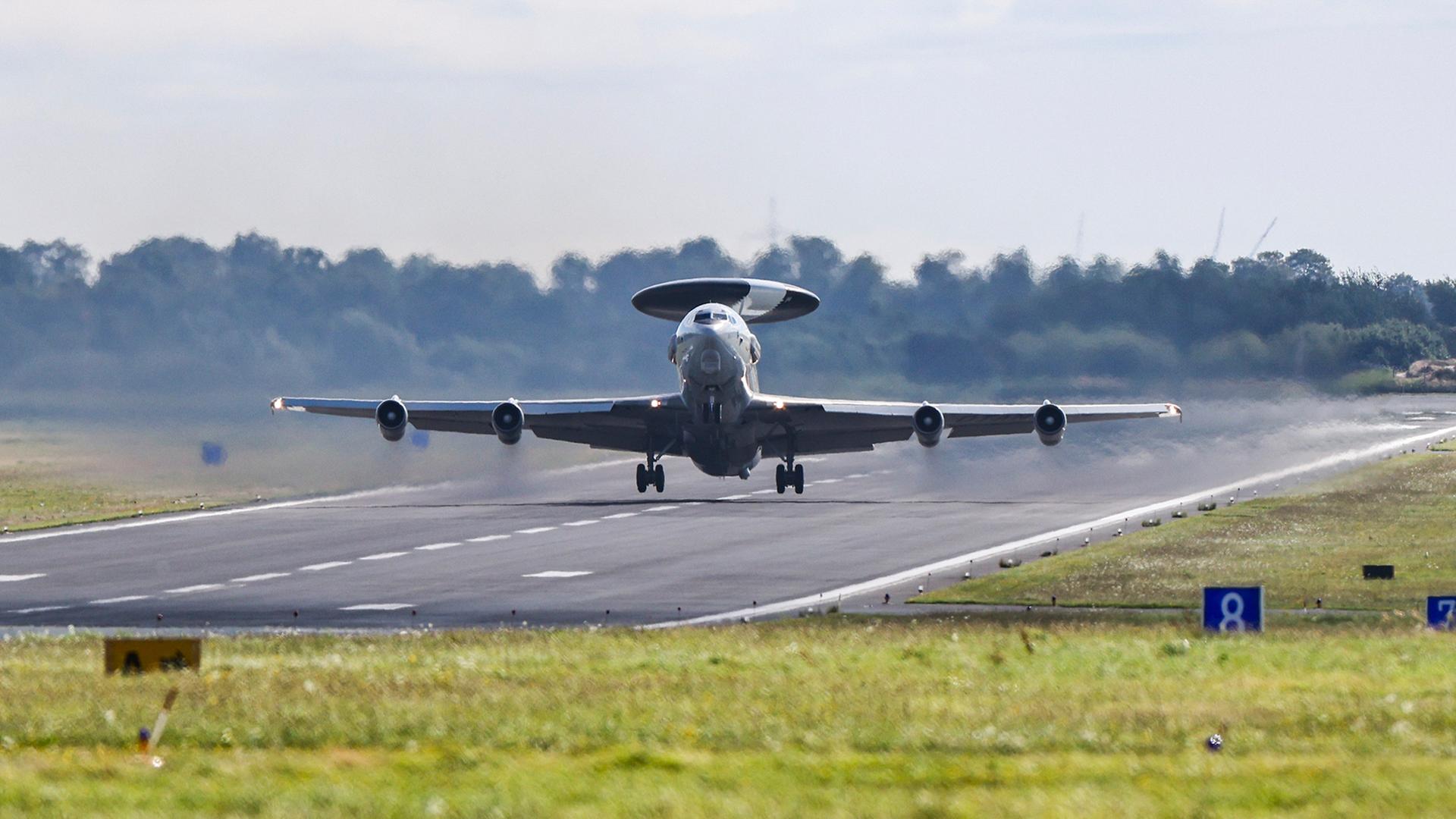 awacs flugzeug 100