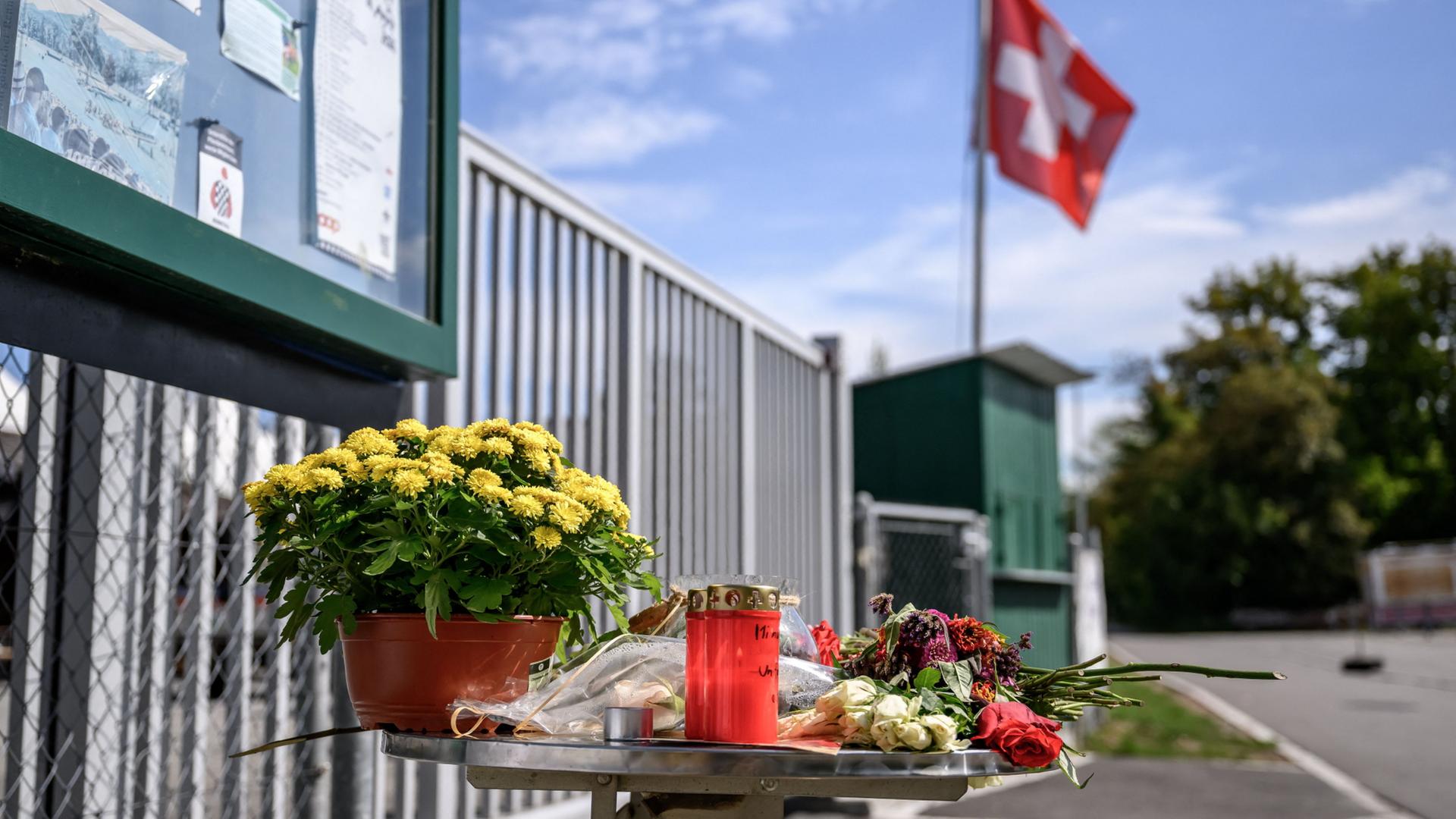 blumen kerzen gedenkstaette 100