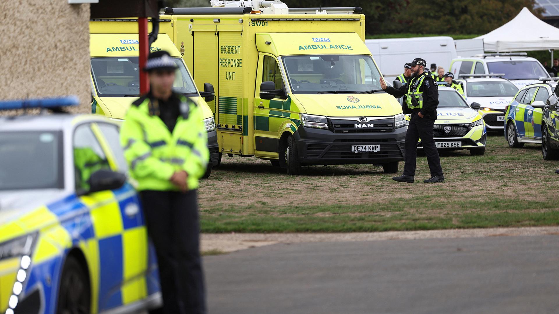 britische polizei rettungswagen 100