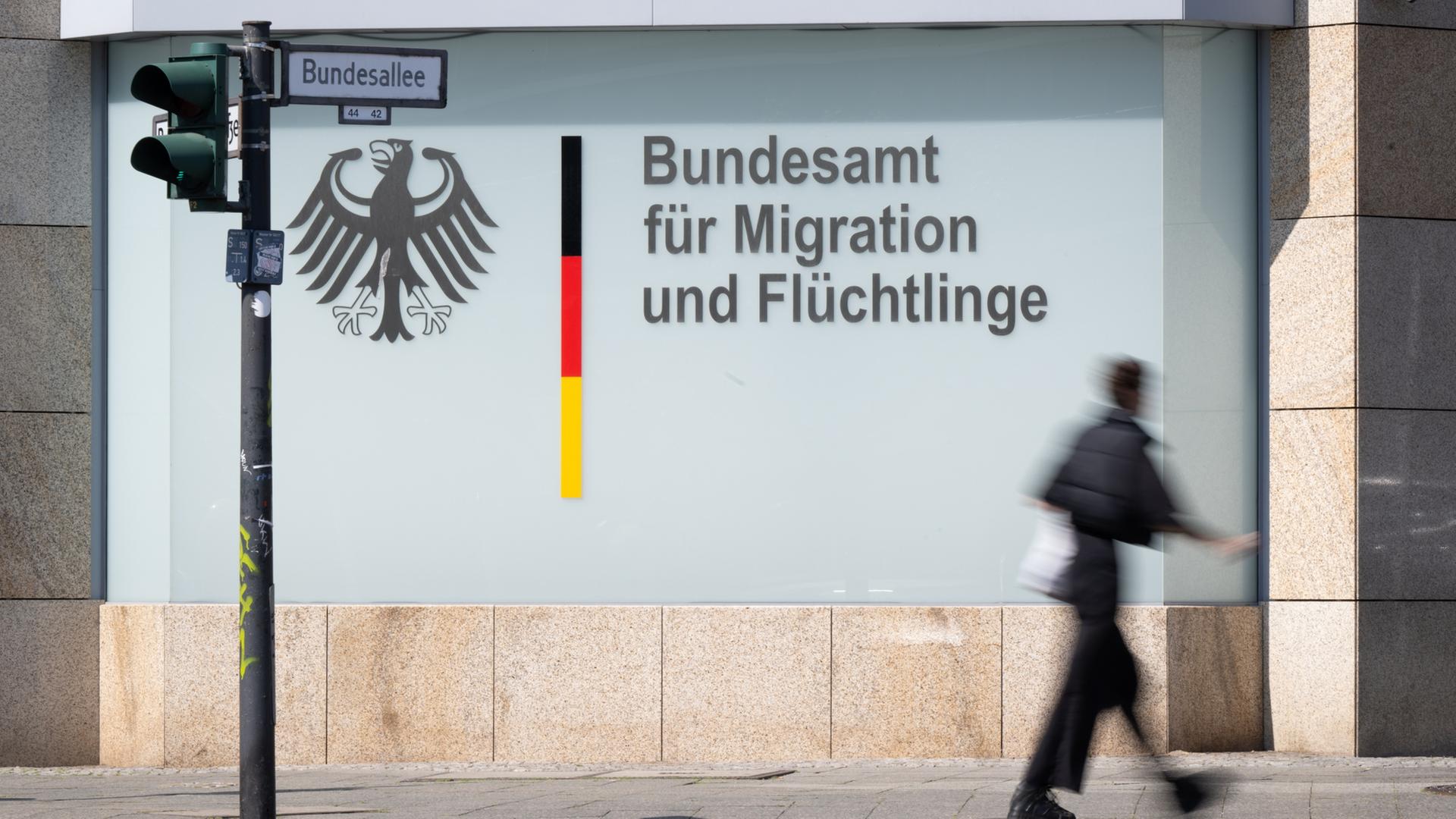 bundesamt fuer migration und fluechtlinge 102