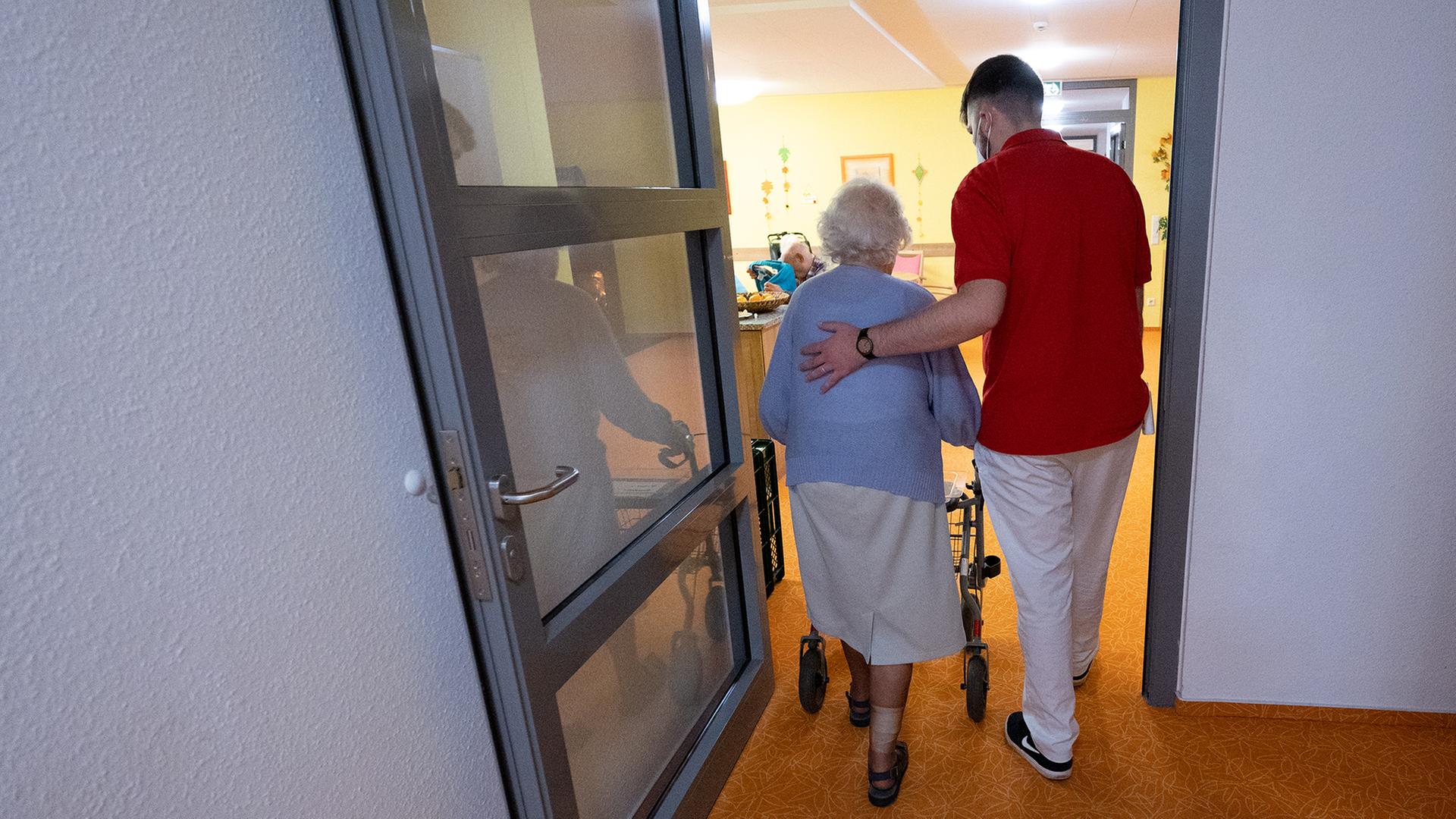 frau pfleger altenheim 100