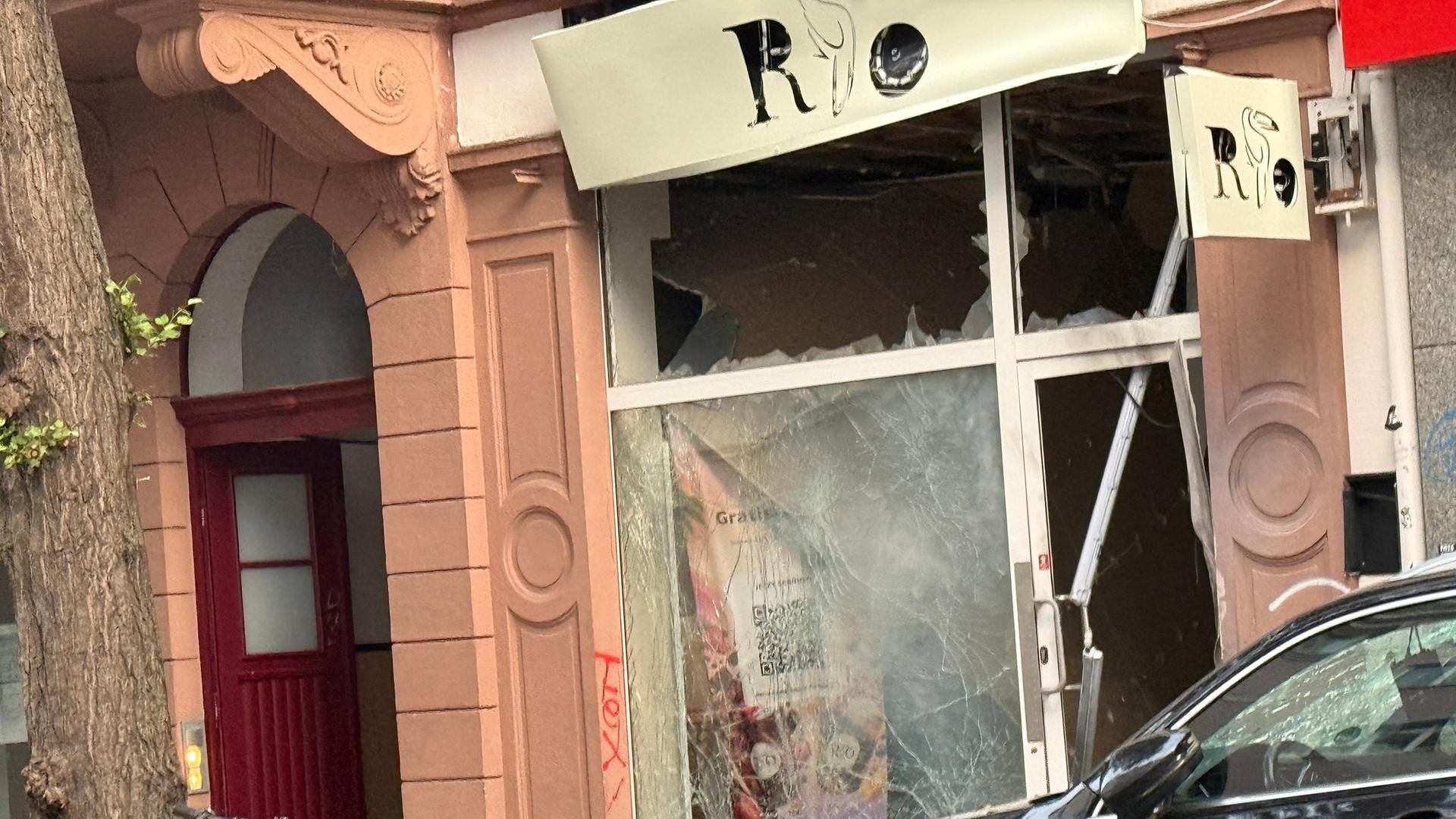hr auf der unteren berger strasse sind die spuren der explosion deutlich zu erkennen 100