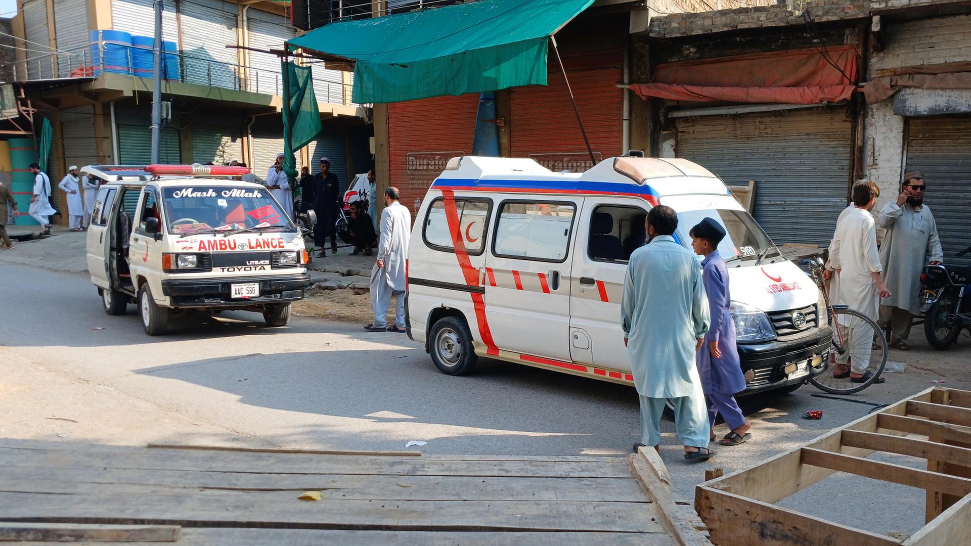 krankenwagen strasse pakistan 100