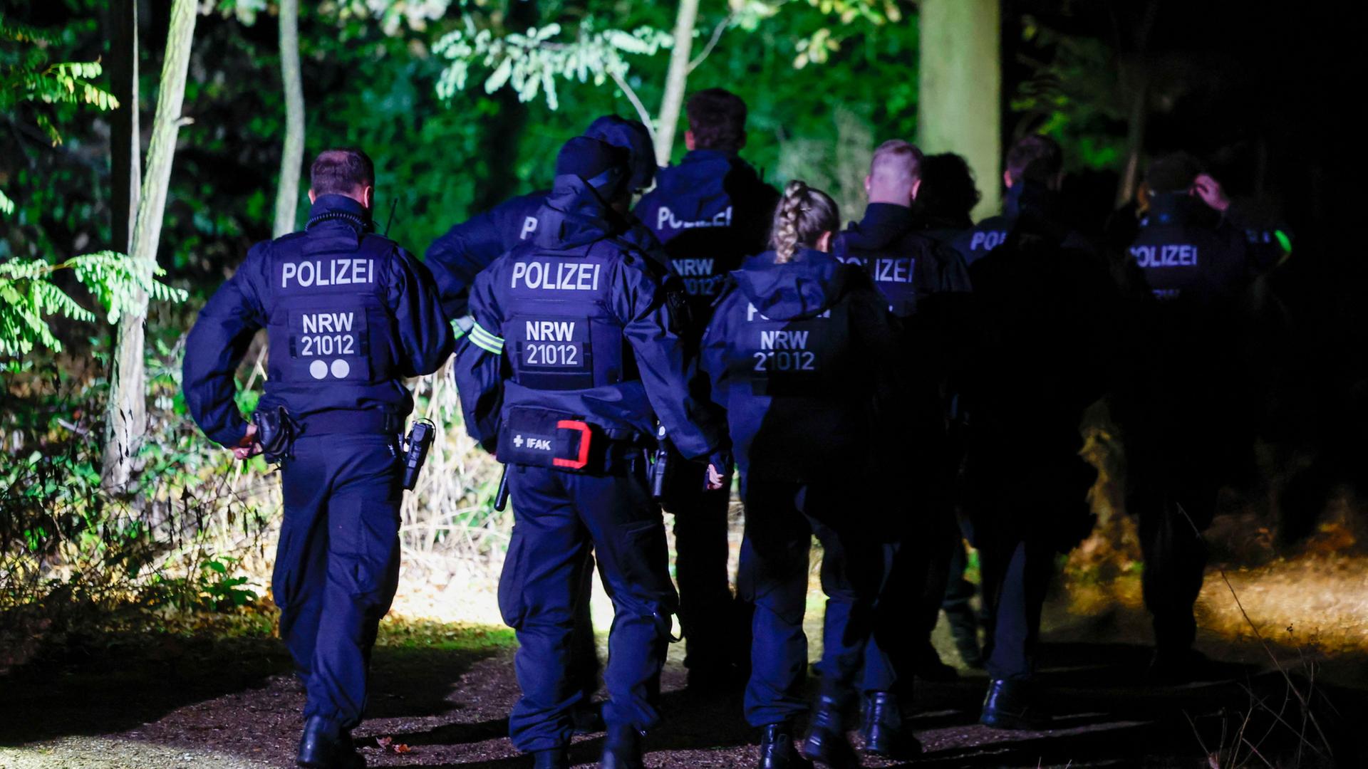 nrw polizei fahndung hambacherforst 100