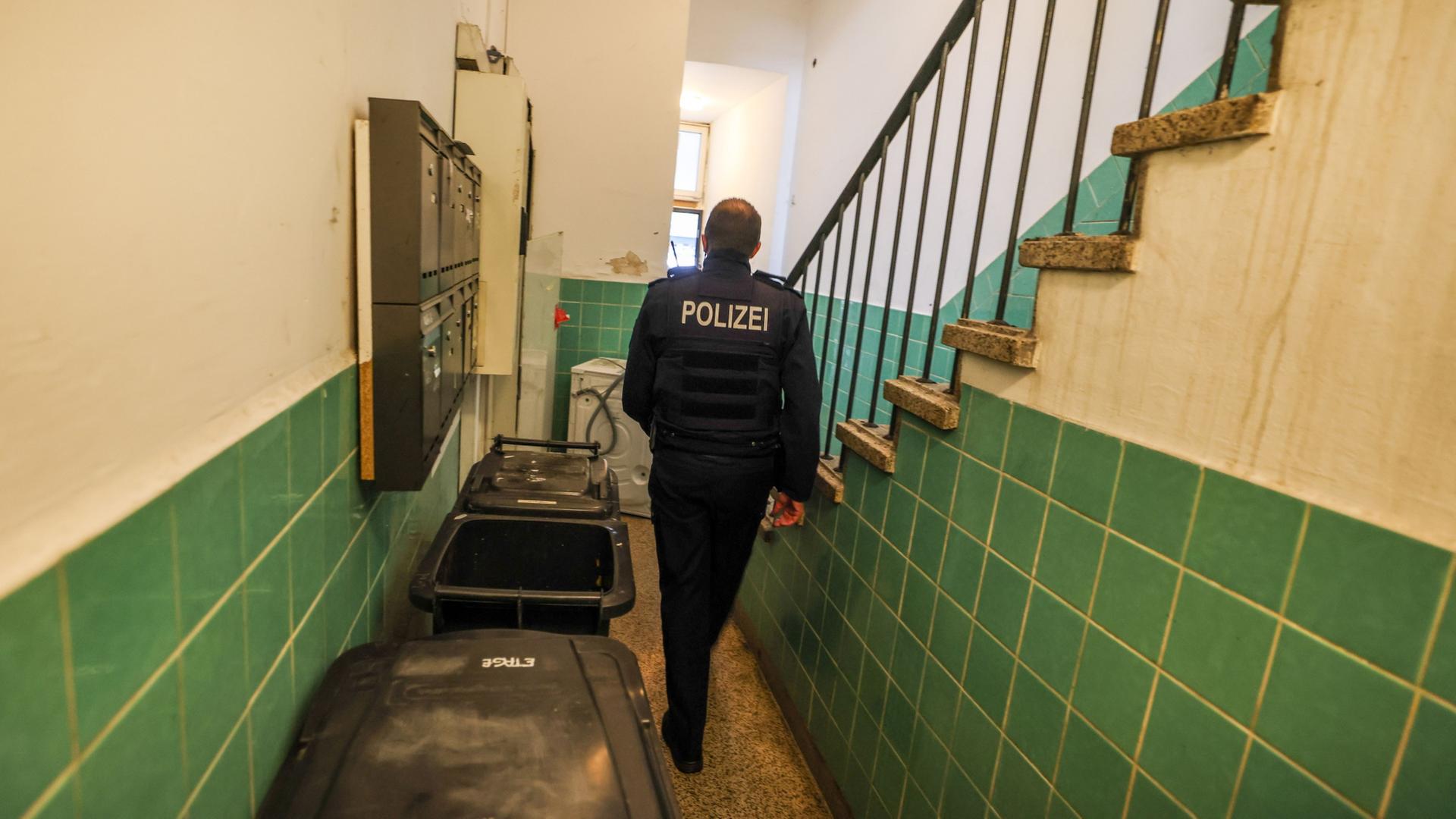 polizist treppenhaus 100