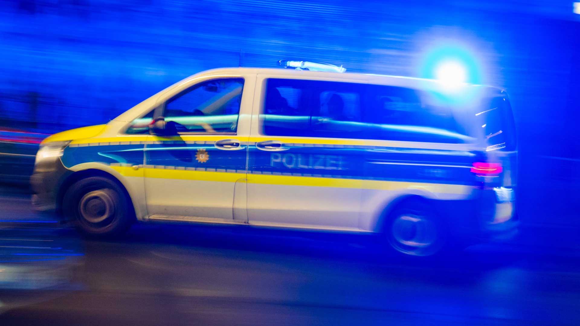 rbb symbolbild ein polizeiauto rast ueber eine strasse zu einem einsatz 100