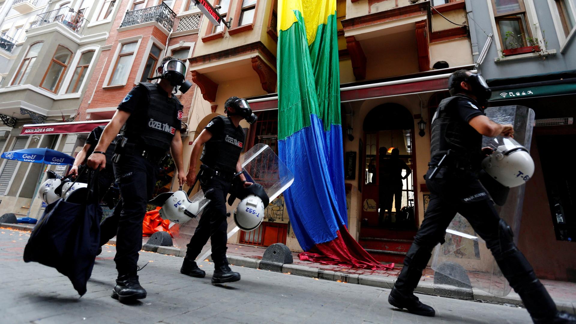 regenbogenflagge polizei istanbul 100