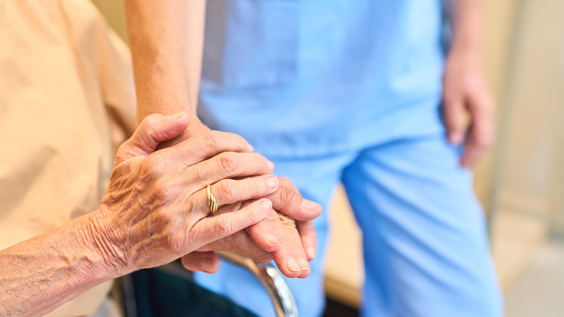 seniorin pflegekraft 100
