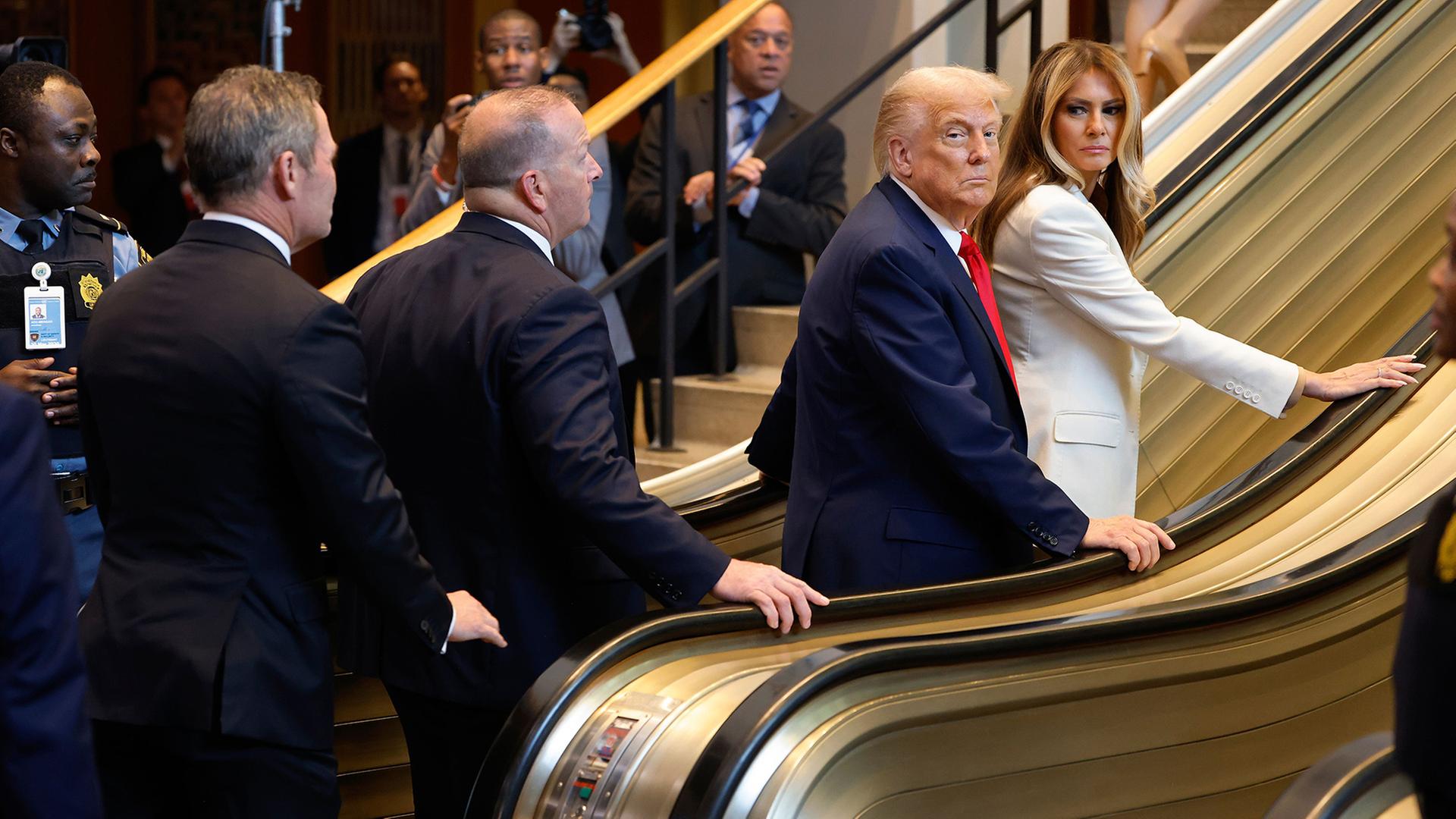 trump rolltreppe 102