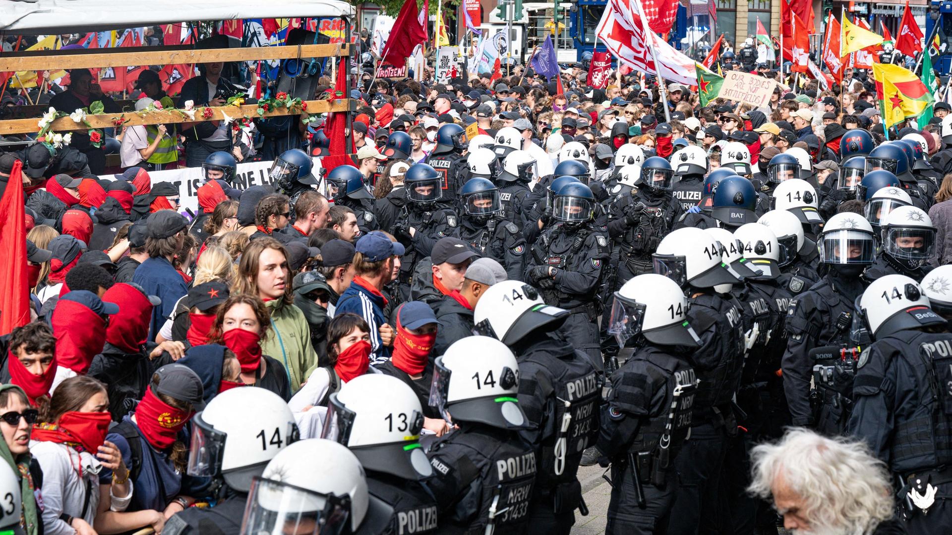 wdr demonstration des protestcamps rheinmetall entwaffnen 100