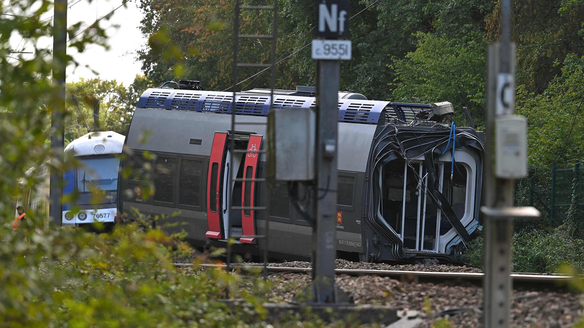 zug entgleist frankreich cleon 100