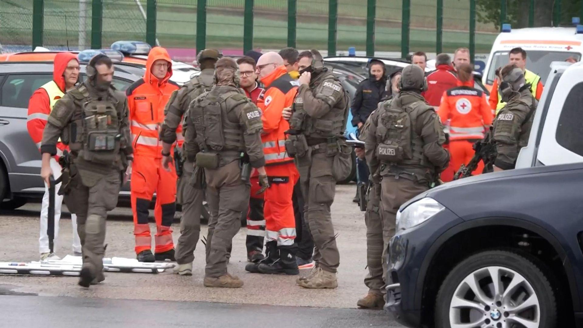 br in berngau im landkreis neumarkt in der oberpfalz sind offenbar schuesse gefallen es gibt wohl verletzte anwohner sollen in den haeusern bleiben 100