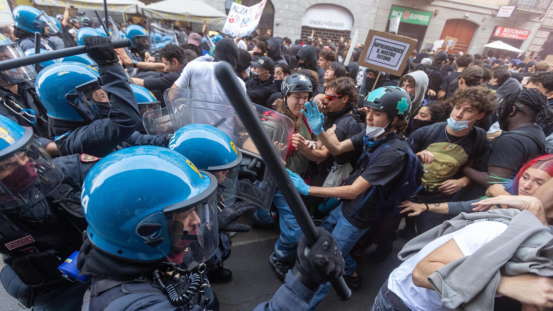 demonstranten polizei mailand italien 100