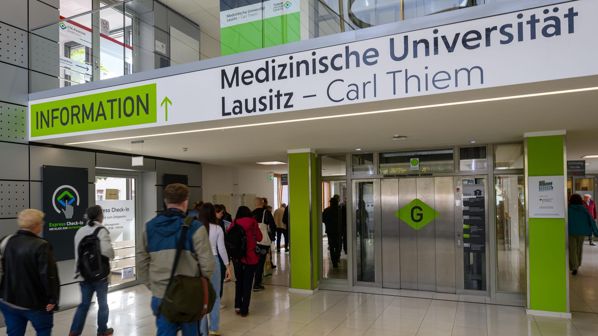 eingang universitaet lausitz 100