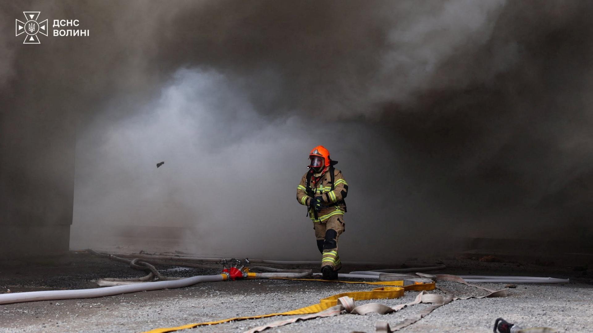 feuerwehrmann rauch ukraine 100