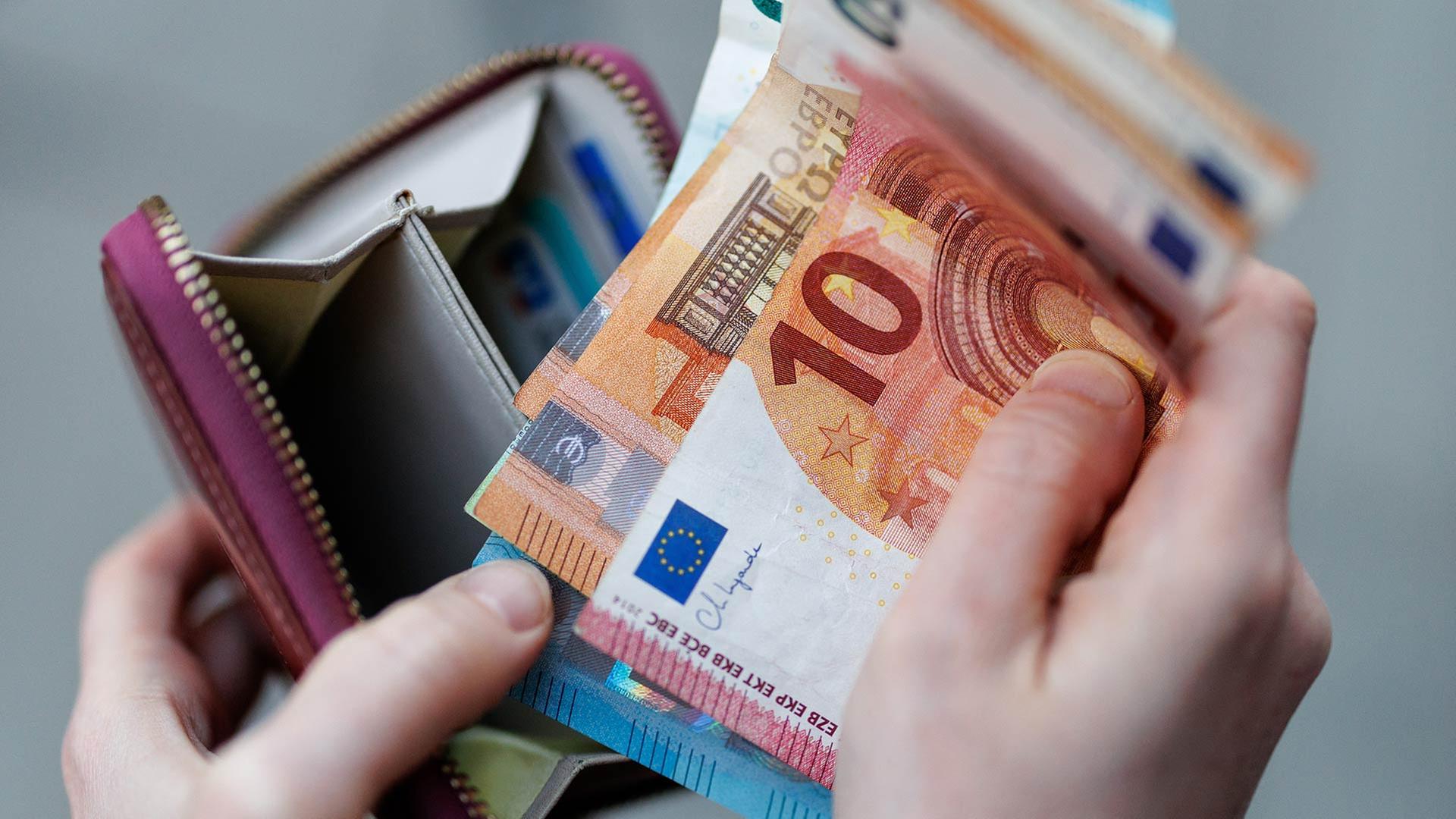 frau geld 102