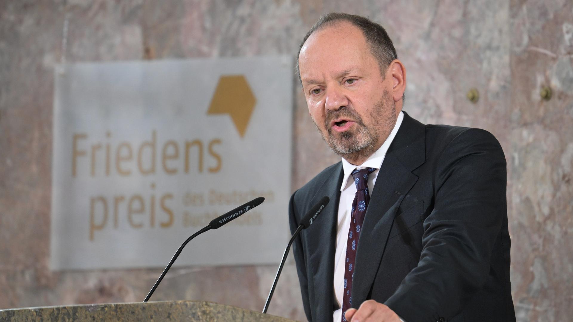 hr der franzoesisch britische jurist und schriftsteller philippe sands hat in der paulskirche den friedenspreis des deutschen buchhandels verliehen bekommen 100