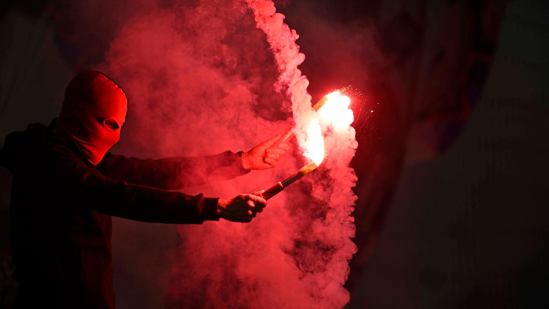 hr hunderte rote bengalos fackelten die korzh fans am freitagabend in frankfurt ab symbolbild 100