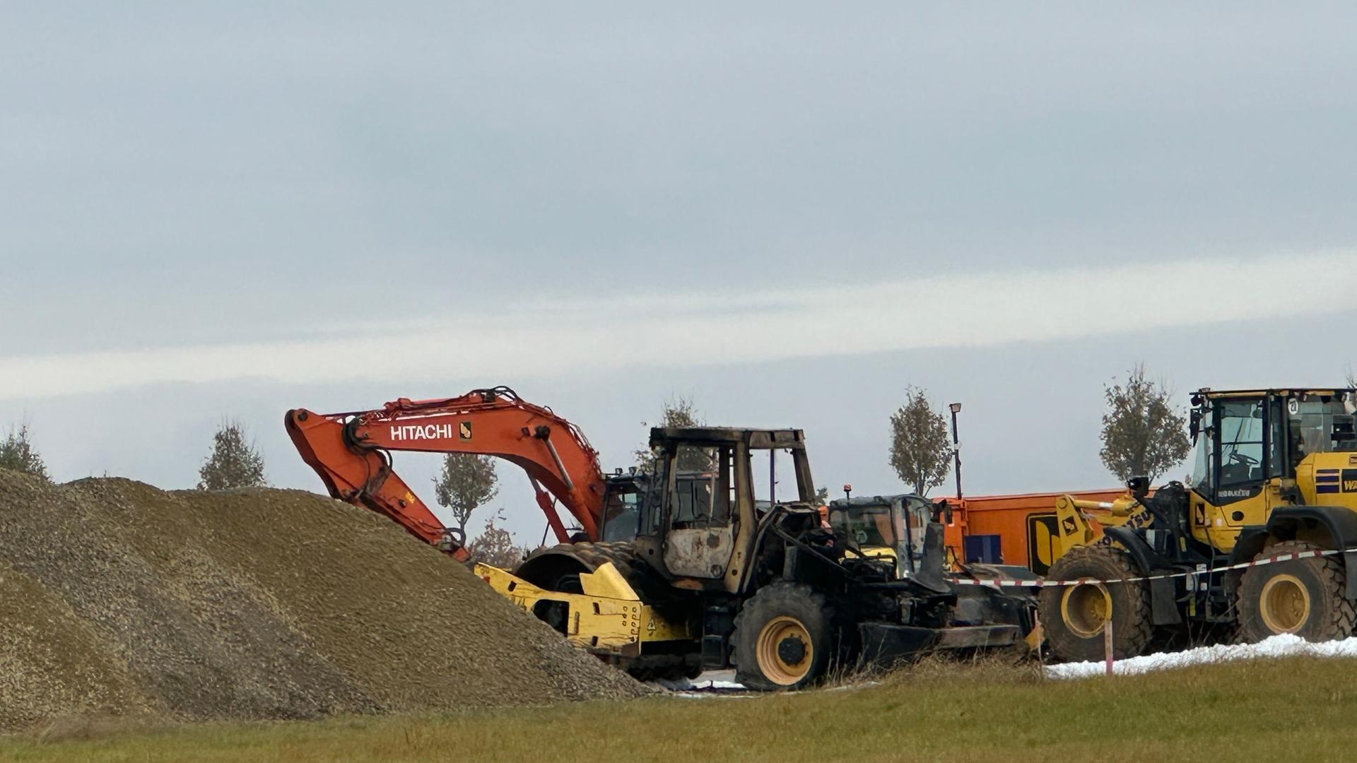 hr in der nacht brannten auf der baustelle in calden drei radlader 100