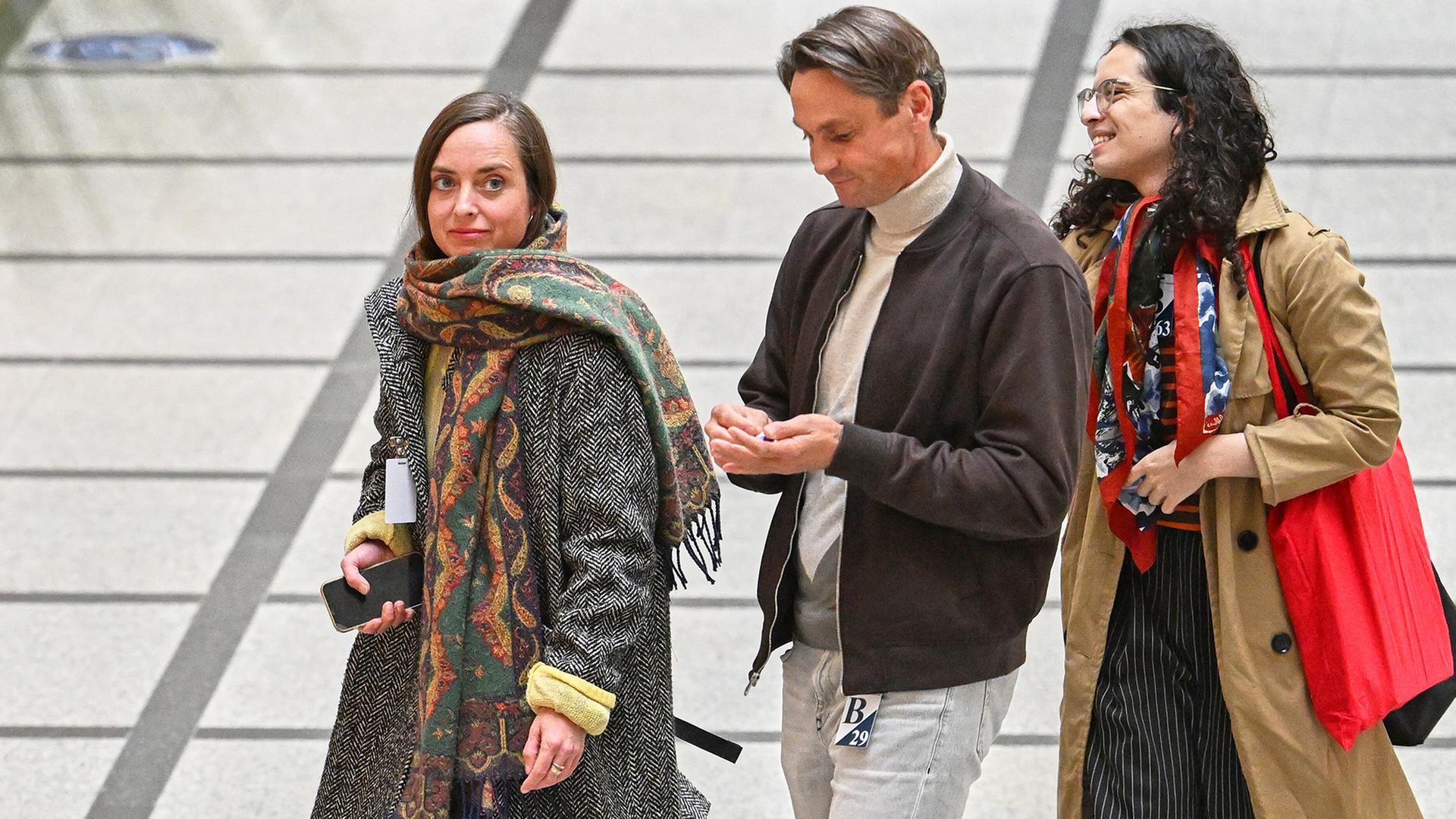 rbb vanessa emde kommt zur fraktionssitzung der berliner linken 100