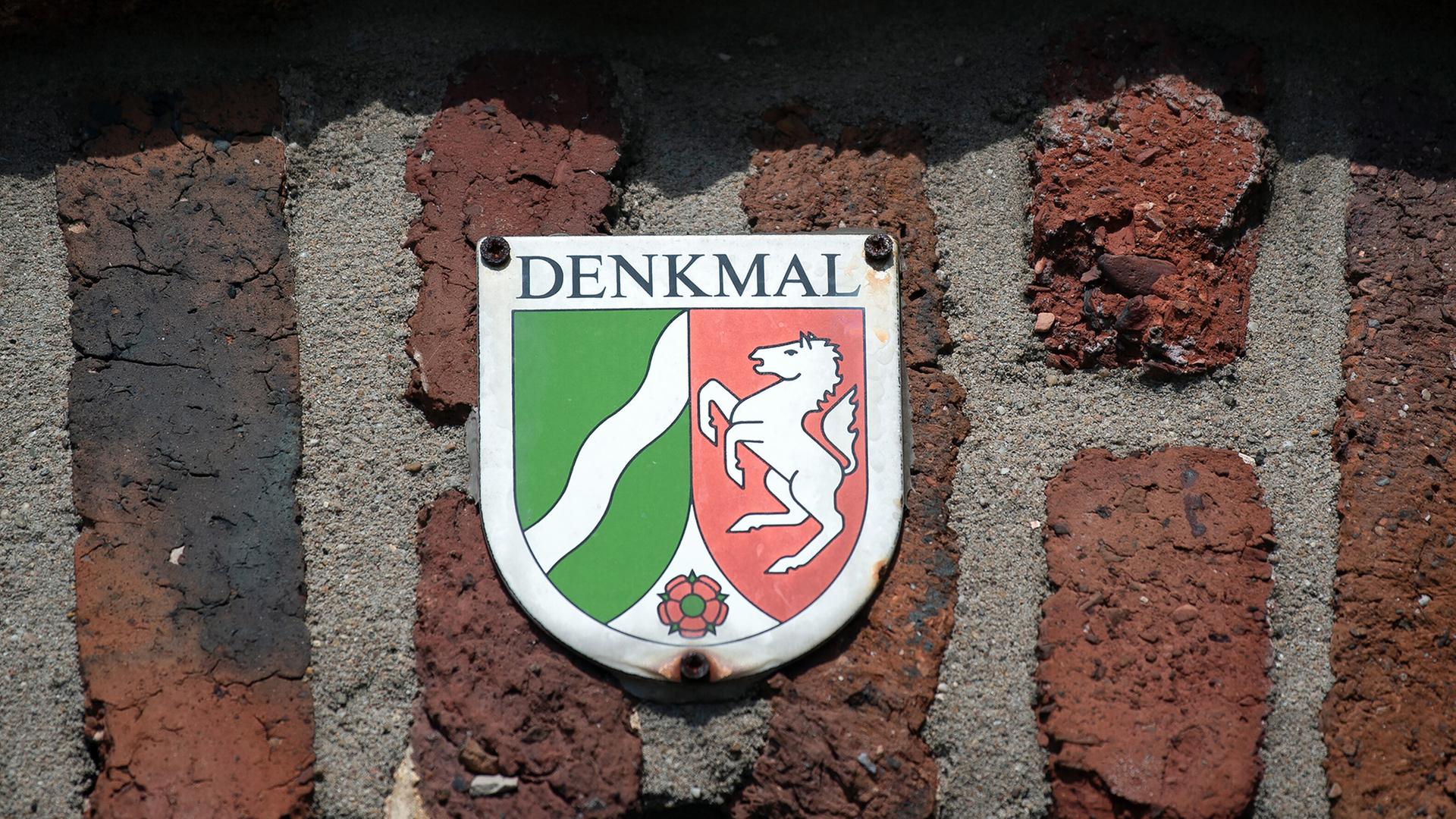 schild denkmal 100