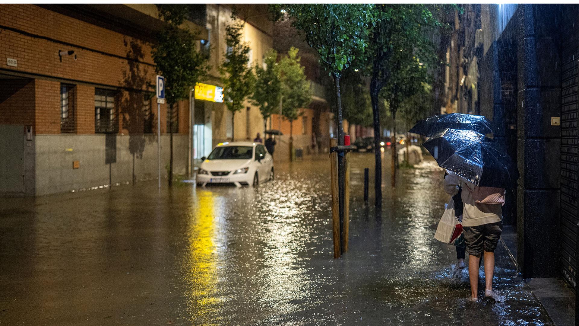 spanien regen ueberflutete strasse 100