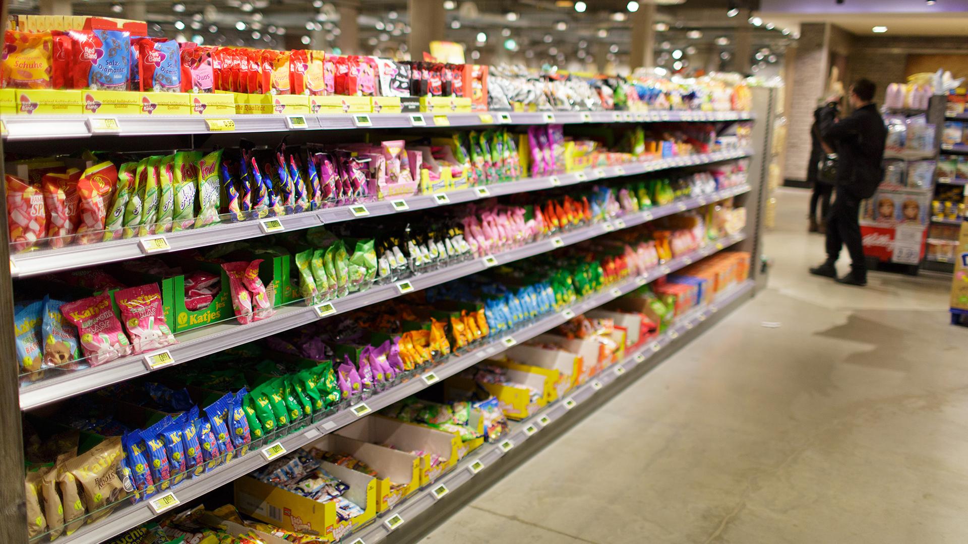 suessigkeiten supermarkt regal 101