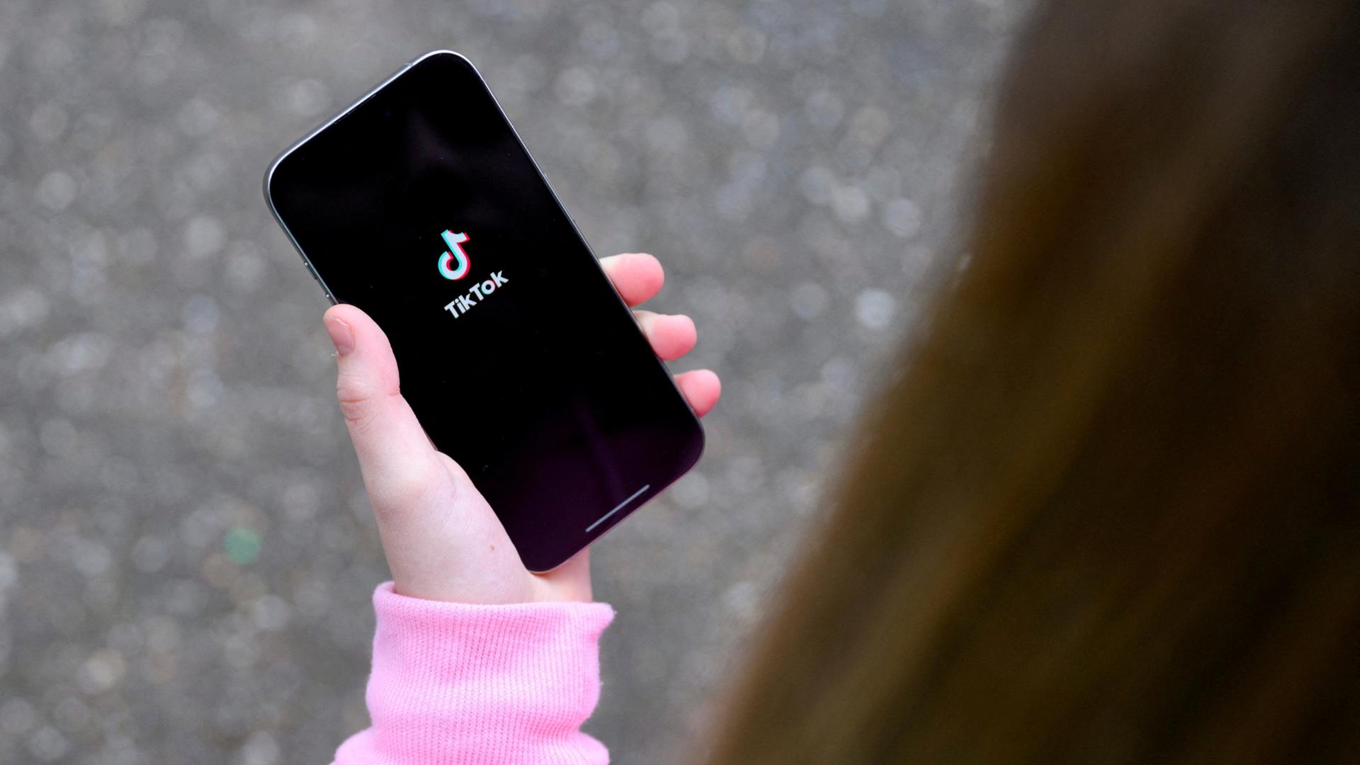 tiktok logo smartphone 102