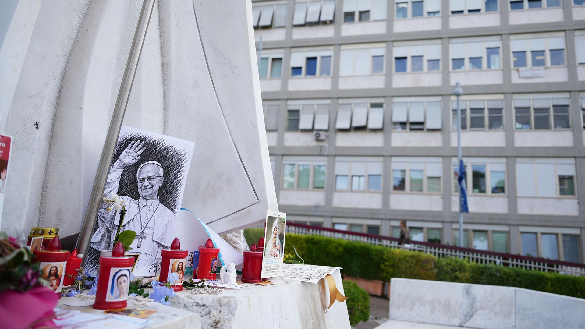 zechnung leo papst vor gemelli krankenhaus 100